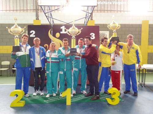 Prof. Carlos Xavier e o Diretor de Esportes e Lazer Luis Carlos Garcia,recebendo o Troféu de 2° Lugar por Equipe Masculino no Taekwondo.