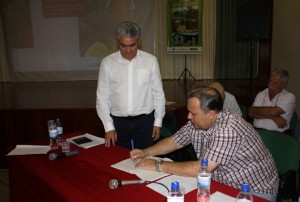 Celso Itaroti e Wellington assinaram documentação para a implantação da unidade 