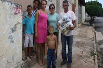 Prefeitura entrega cestas básicas para famílias carentes