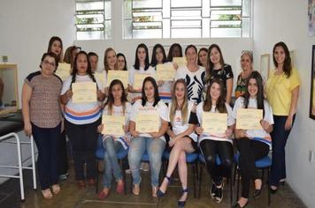 FUNDO SOCIAL ENTREGA CERTIFICADO DA ESCOLA DE BELEZA
