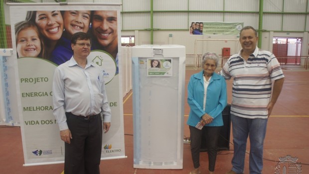 Prefeitura e Elektro distribuem 192 geladeiras através do projeto Energia Comunitária