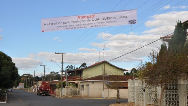 Faixas são colocadas na Av. Hermet Piochi de Oliveira