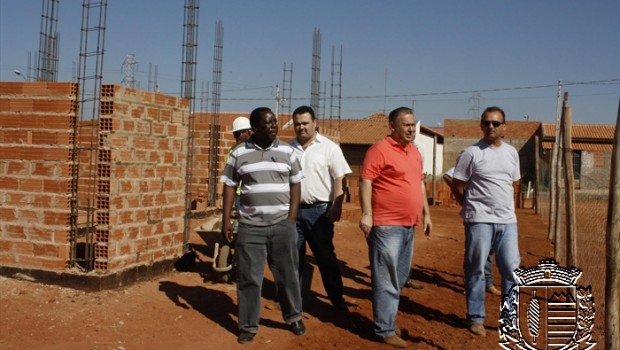 Prefeito Celso Itaroti e vereadores acompanham obras na área da saúde