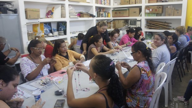 Prefeitura e Senac oferecem curso de criação e técnicas de bijuteria no projeto Fortalecendo a Família