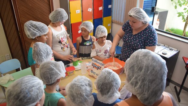 BIBLIOTECA COMEMORA MÊS DA CRIANÇA COM FESTA DE HALLOWEEN E AULA DE CULINÁRIA