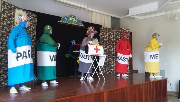 Teatro “Batalhão da Coleta Seletiva” conscientizou alunos sobre importância da reciclagem