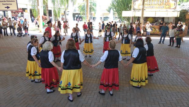TERCEIRA IDADE ENCANTA COM APRESENTAÇÃO DE DANÇA EM HOLAMBRA
