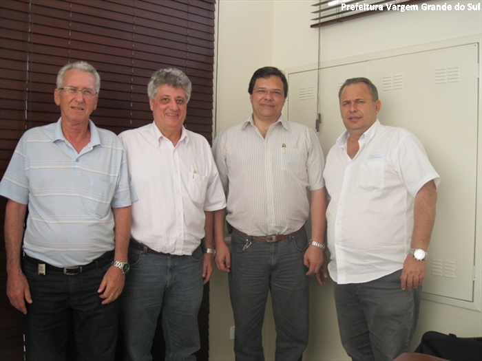 Prefeito recebe proposta para instalação de faculdade em Vargem