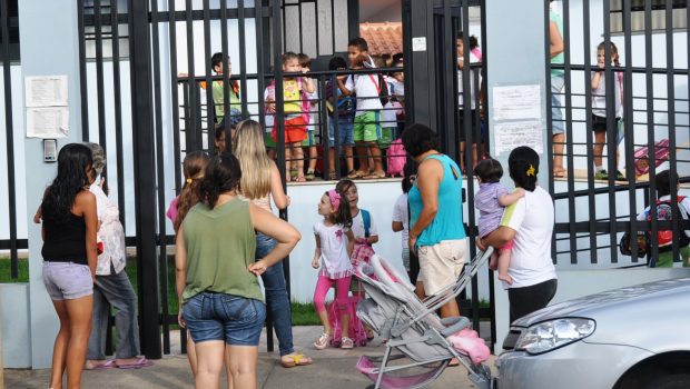 Departamento de Educação e professores recebem os alunos da rede municipal no dia 06 de fevereiro