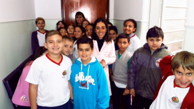Alunos do 4º ano da EMEB Darci T. Peres de Carvalho doaram mantimentos ao Grupo Mão Amiga