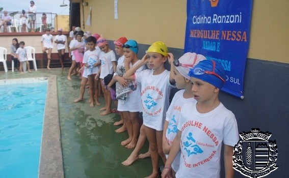 Natação Cidinha Ranzani encerra temporada com homenagem às mães de alunos
