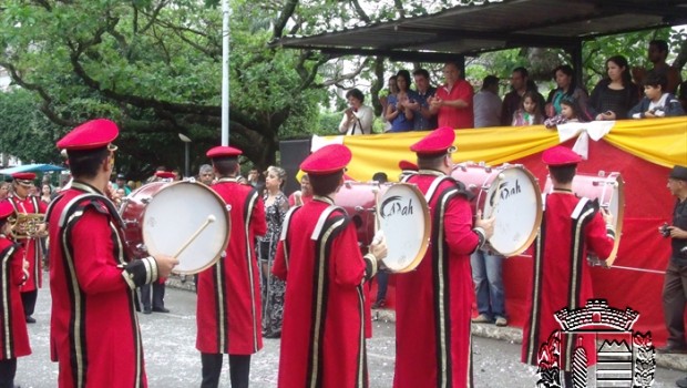 Desfile reviveu os anos 70 com muita criatividade e beleza