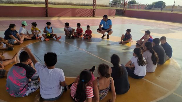 DEPARTAMENTO DE ESPORTES OFERECE AULAS GRATUITAS DE HANDEBOL NO CLUBE XXI DE ABRIL