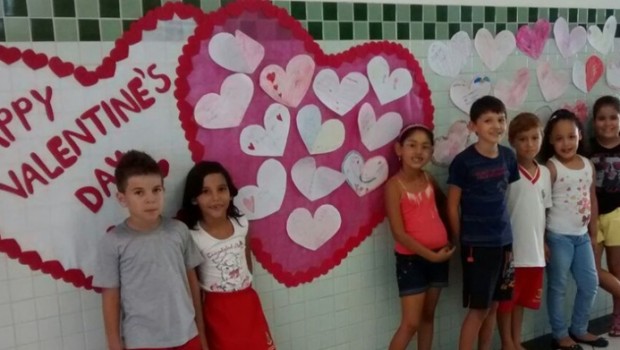 Alunos das escolas municipais estudam a cultura americana nas aulas de inglês