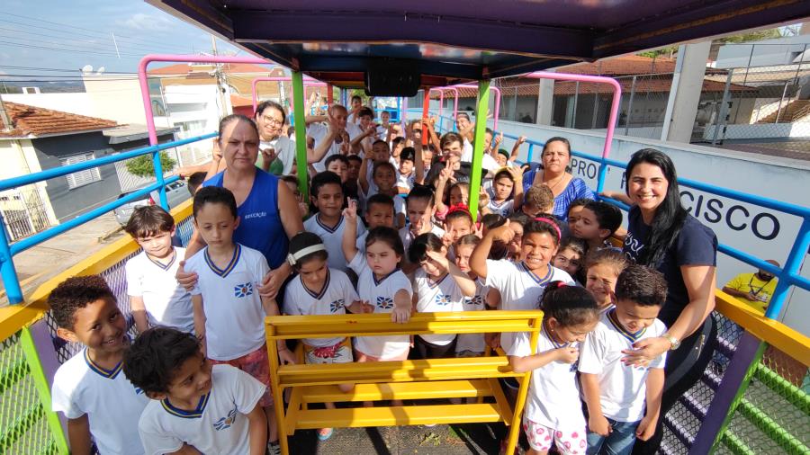MUITA DIVERSÃO, PASSEIOS E GULOSEIMAS PARA OS ALUNOS DA REDE MUNICIPAL EM COMEMORAÇÃO AO DIA DAS CRIANÇAS