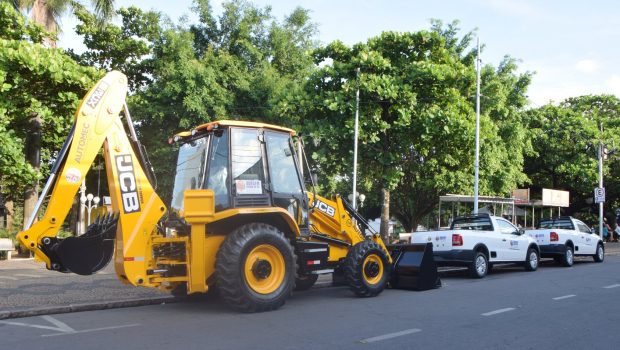 Prefeitura colocou em exposição mais 2 veículos e 1 máquina recém adquiridos