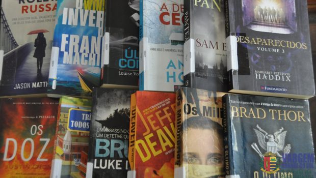 ADVOGADA DOA MAIS DE 100 LIVROS PARA O ACERVO DA BIBLIOTECA MUNICIPAL