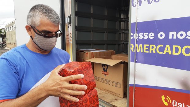 FAMILIAS DO PROGRAMA CRIANÇA FELIZ RECEBEU CHOCOTONE DOADO PELO SUPERMERCADO ESTRELA