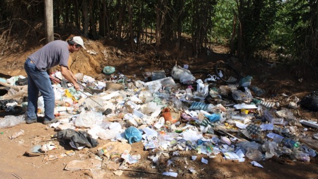 Prefeitura identifica pessoas que descartam lixo na estrada da Lagoa Branca