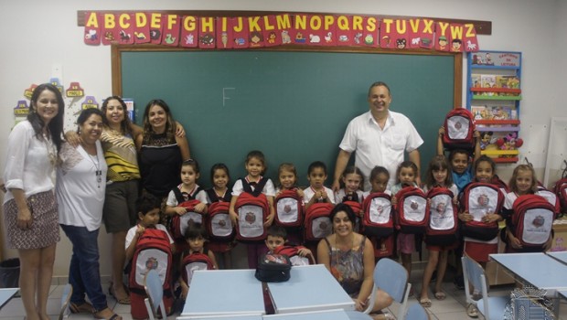 Prefeito Celso Itaroti distribui material didático nas escolas de Vargem