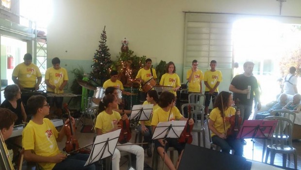 Projeto Guri leva alegria aos idosos da Sociedade Humanitária