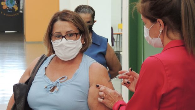 IDOSOS DE 64 ANOS COMEÇARAM A SEREM VACINADOS
