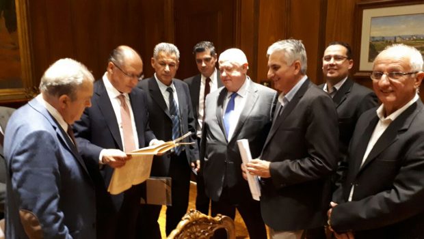 PREFEITO ASSINA CONVÊNIO PARA RECAPEAMENTO DO JD. PAULISTA
