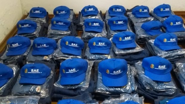 SERVIDORES DO SAE RECEBEM UNIFORMES