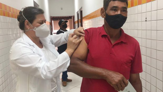 SÁBADO, DIA 15, FORAM VACINADOS CONTRA COVID-19 PESSOAS DE 52 ANOS