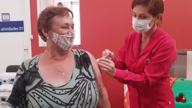 DOMINGO FORAM VACINADOS IDOSOS DE 65 ANOS CONTRA COVID-19