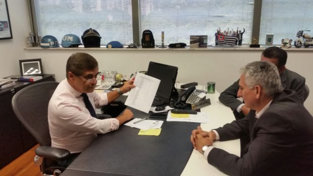 Deputado Gil Lancaster recebe prefeito em seu gabinete