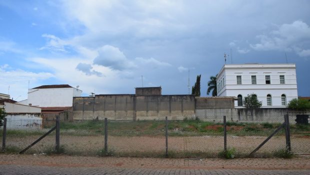 PREFEITURA DE VARGEM COLOCA A VENDA DOIS TERRENOS NO CENTRO