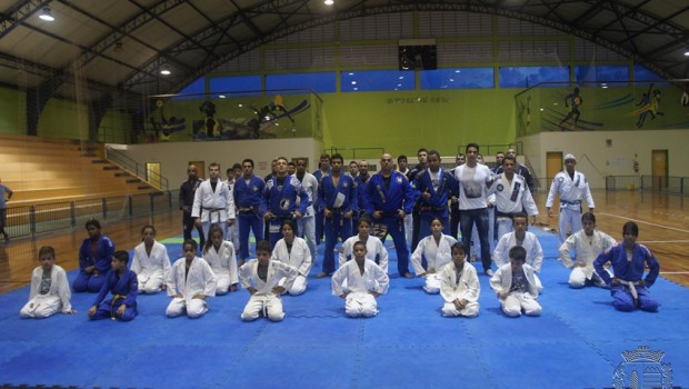 Departamento de Esportes distribui quimonos para novos alunos de jiu jitsu