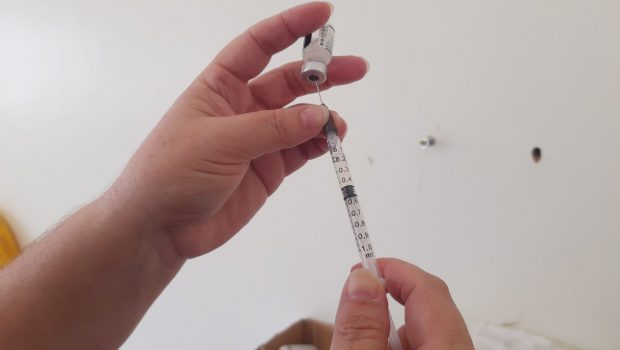 SAÚDE VACINA 342 PESSOAS ENTRE CRIANÇAS E ADULTOS NESSA SEGUNDA-FEIRA (31)