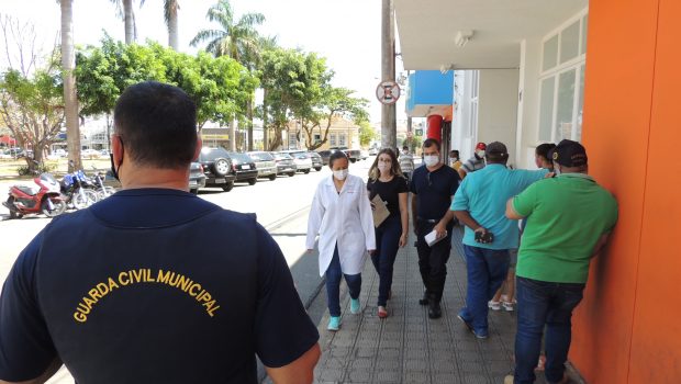 GUARDA CIVIL MUNICIPAL, VIGILÂNCIA E TRIBUTÁRIO REALIZAM ORIENTAÇÃO SOBRE A MULTA PARA NÃO UTILIZAÇÃO DE MÁSCARA