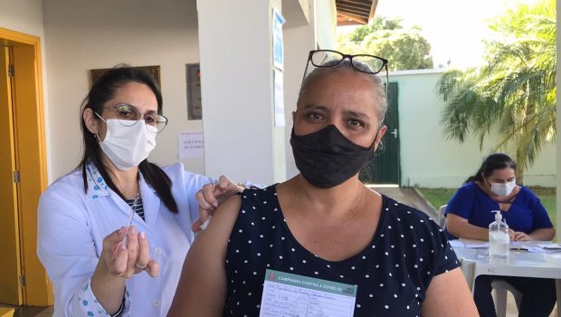 HOJE (2) TEVE VACINAÇÃO CONTRA COVID-19 EM PESSOAS COM COMORBIDADES E 49 ANOS