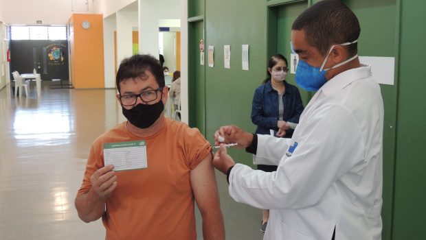 TERÇA-FEIRA, DIA 11, FOI VACINADA PESSOAS COM 56 ANOS CONTRA A COVID -19