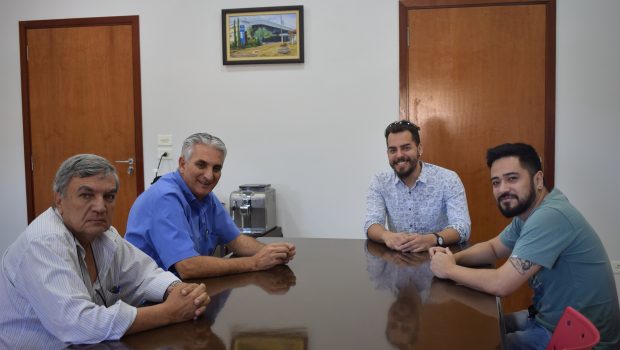 PREFEITO RECEBE PROFESSORES DA UNIFEOB