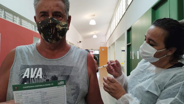 NESTA MANHÃ FORAM VACINADAS CONTRA COVID-19 PESSOAS DE 59 ANOS