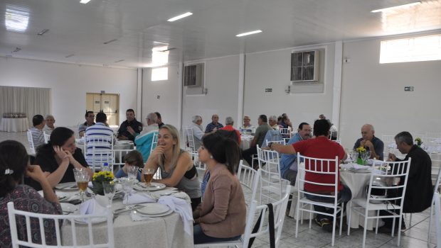 ALMOÇO COMEMORA O DIA DOS PAIS DO CENTRO DO IDOSO
