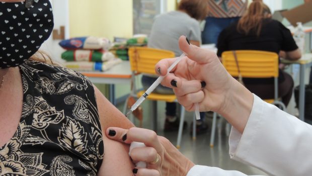 PROFISSIONAIS DA EDUCAÇÃO DE VARGEM FORAM VACINADOS CONTRA COVID-19