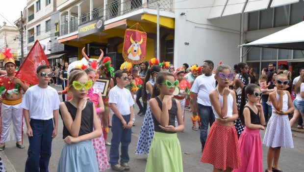 CORES, TALENTOS E EMOÇÕES NA HOMENAGEM À FESTA DAS NAÇÕES NO DESFILE DOS 145 ANOS DE VARGEM