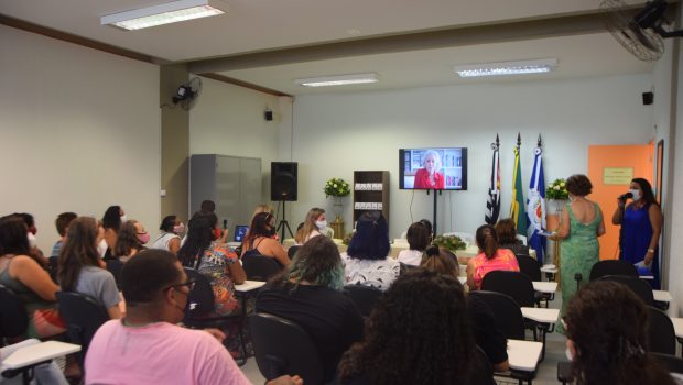 FOI REALIZADO DEBATE SOBRE O DIA DAS MULHERES NA BIBLIOTECA MUNICIPAL