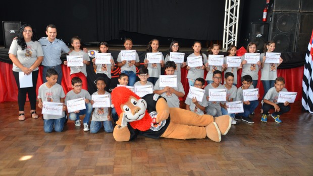 Alunos da EMEB Antônio Coury recebem certificado de formatura do PROERD