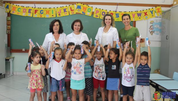 Alunos das escolas estaduais e municipais recebem escova e creme dental