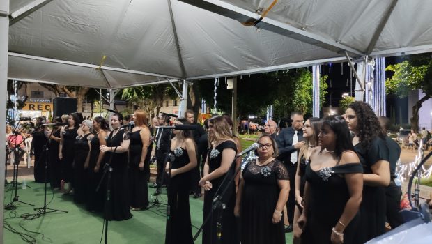 CORAL ELOHIM CANTOU E ENCANTOU A TODOS COM  APRESENTAÇÃO NATALINA