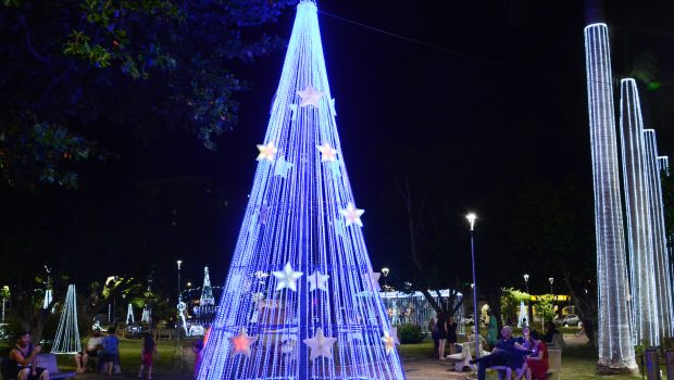 DECORAÇÃO NATALINA NA PRAÇA DA MATRIZ E RUA DO COMÉRCIO ENALTECE O CLIMA DE NATAL