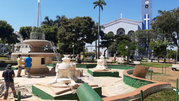 QUASE PRONTA A DECORAÇÃO DE NATAL NA PRAÇA DA MATRIZ