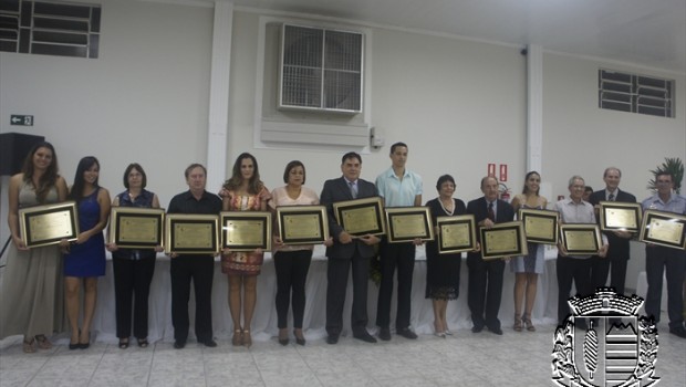 Câmara homenageia destaques da comunidade