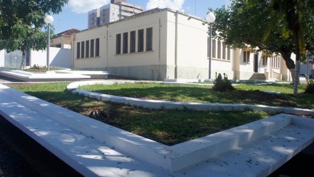 Prefeitura promove limpeza e poda de arbustos na Praça Washington Luiz